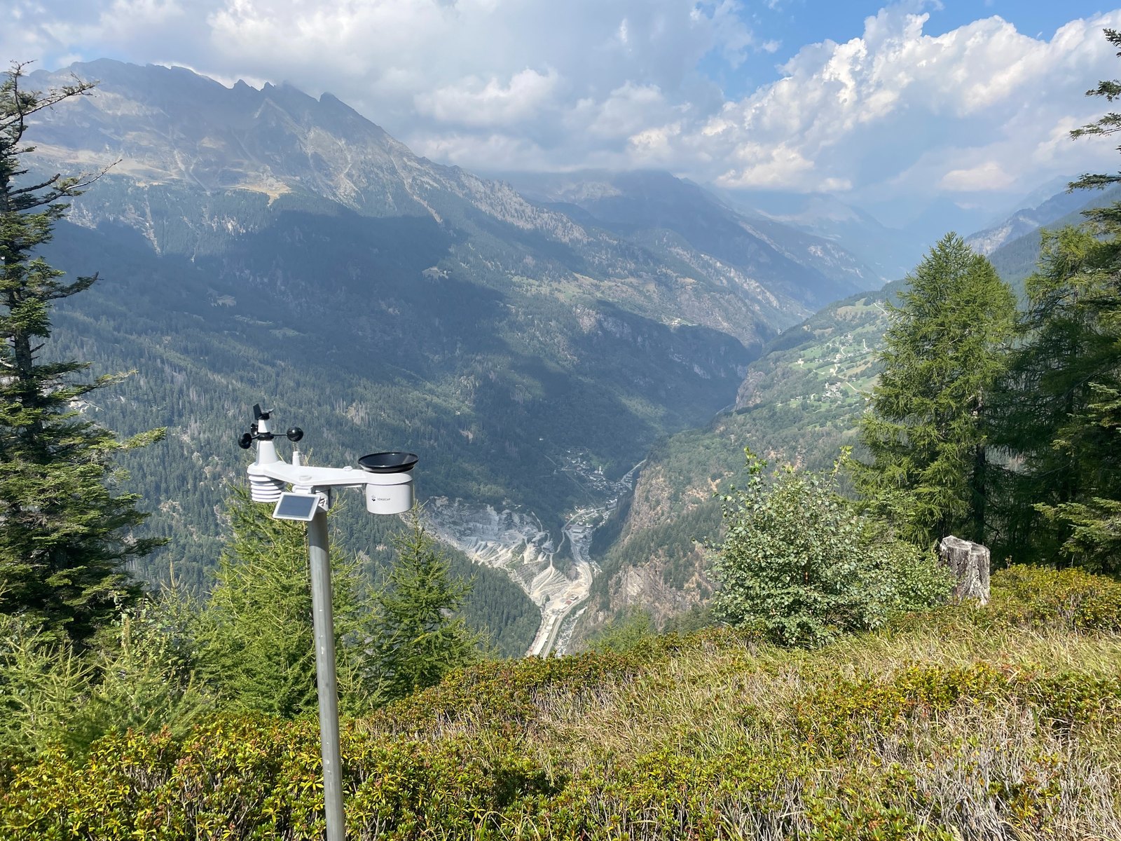 Stazione meteorologica installata a Sant'Antoni de Bolada, sopra la Valle Calanca